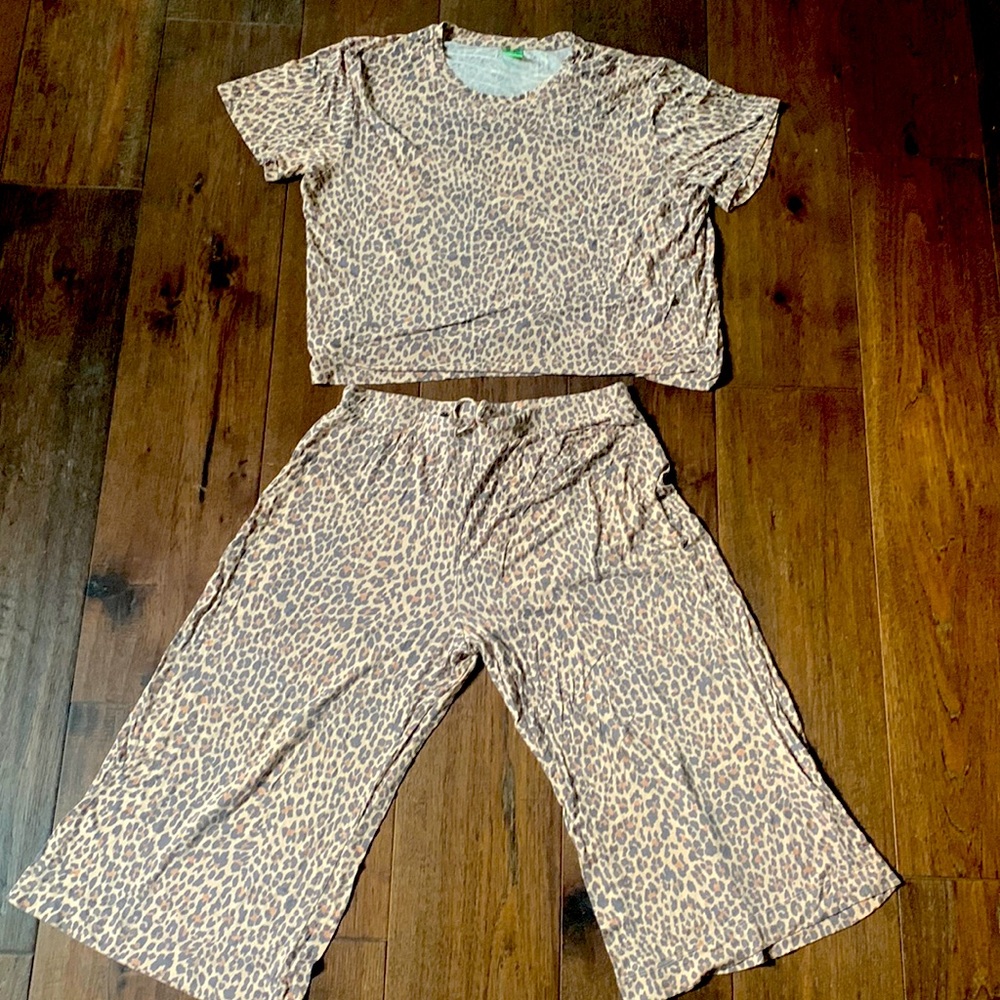 Last week before I delete listing. Gancho style pink and gray leopard print pj.